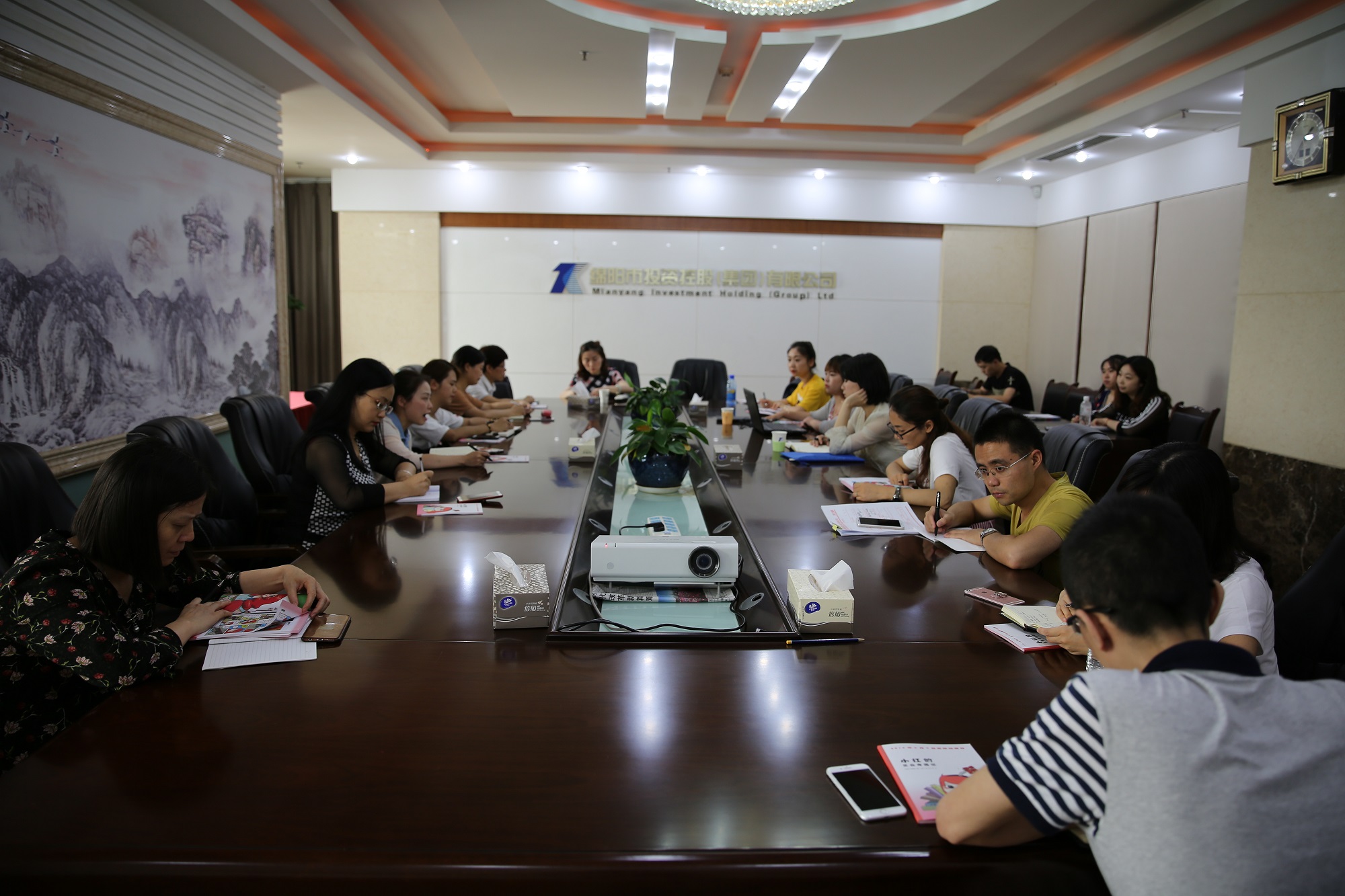 走進(jìn)檔案 強(qiáng)化培訓(xùn) 提升管理——綿投集團(tuán)組織召開“國際檔案日”宣貫及業(yè)務(wù)培訓(xùn)會(huì)