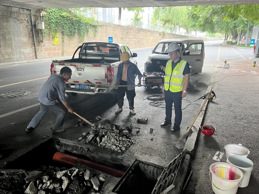 3工作人員督導(dǎo)內(nèi)澇點清淤_副本 3工作人員督導(dǎo)內(nèi)澇點清淤_副本